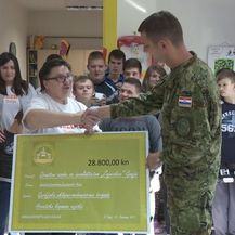 Vojnici u ulozi humanitaraca (Foto: Dnevnik.hr) - 1