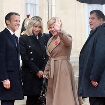 Emmanuel Macron dočekao Kolindu Grabar-Kitarović i njenog supruga Jakova (Foto: AFP)