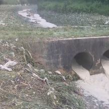 Bijeli mulj se slijeva u rijeku Pazinčicu (Foto: Dnevnik.hr) - 2