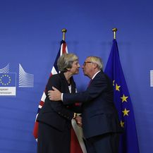Britanska premijerka Theresa May i predsjednik Europske komisije Jean-Claude Juncker (Foto: AFP)