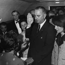 Lyndon Johnson položio je zakletvu za predsjednika u zrakoplovu koji je u Washington prevozio tijelo Johna F. Kennedyja