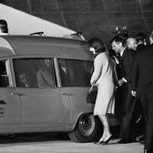 Jacqueline Kennedy ulazi u automobil s lijesom svoga supruga John F. Kennedyja