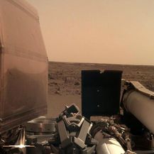 NASA je objavila fotografiju koju je kamera na sondi InSight snimila nakon slijetanja na Mars (Foto: NASA/JPL-Caltech)
