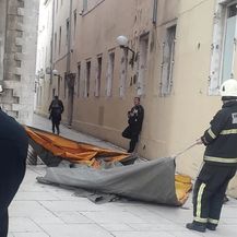 Muškarac u Zadru prijeti da će se baciti sa zgrade (Foto: Zadarski.hr) - 1