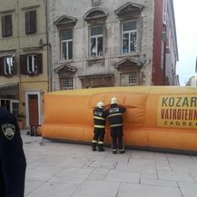 Muškarac u Zadru prijeti da će se baciti sa zgrade (Foto: Zadarski.hr) - 5