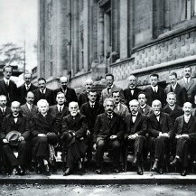 Solvayeva konferencija 1927. godine na kojoj su sudjelovali najzanačajniji fizičari toga doba, između ostalih Marie Curie te Albert Einstein