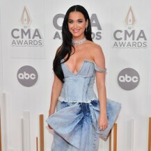 Katy Perry u traper-kombinezonu na crvenom tepihu dodjele nagrada CMA