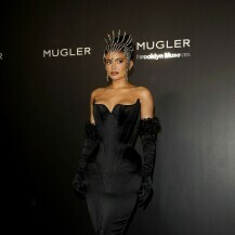 Kylie Jenner u glamuroznoj Muglerovoj haljini - 1