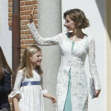 Kraljica Letizia 2015. na prvoj pričesti svoje kćeri Leonor u plastičnim štiklama