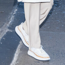 Katie Holmes nosi bijele tenisice ukrašene pletenom trakom u boji