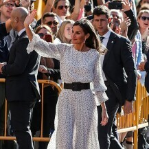 Kraljica Letizia u haljini na točkice i crnim štiklama - 1