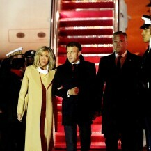 Brigitte Macron u svevremenskom bež kaputu