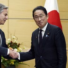 Japanski premijer Fumio Kishida (D) i američki državni tajnik Antony Blinken (L)