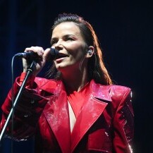 Vesna Pisarović u crvenom kaputu na koncertu u Ciboni