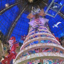 Božićno drvce u pariškoj robnoj kući Galeries Lafayette