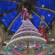 Božićno drvce u pariškoj robnoj kući Galeries Lafayette