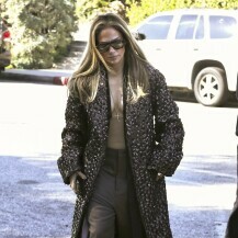 Jennifer Lopez u kaputu modne kuće Valentino