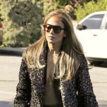 Jennifer Lopez u kaputu modne kuće Valentino