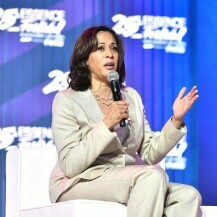 Kamala Harris u odijelu - 3