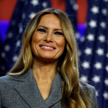 Melania Trump u sivom kostimu i crnim štiklama - 5