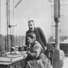 Marie Curie i suprug Pierre u laboratoriju