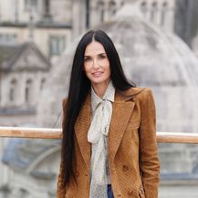 Demi Moore u Gucci trapericama, sakou i bluzi u Londonu - 1