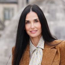 Demi Moore u Gucci trapericama, sakou i bluzi u Londonu - 2