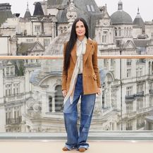 Demi Moore u Gucci trapericama, sakou i bluzi u Londonu - 3