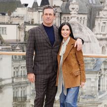 Demi Moore u Gucci trapericama, sakou i bluzi u Londonu - 4