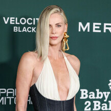 Charlize Theron u haljini modne kuće Schiaparelli na gala događanju Baby2Baby u Los Angelesu - 7