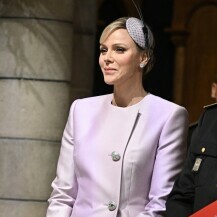 Princeza Charlene u ljubičastom odijelu