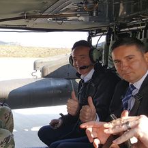 Ministar obrane Damir Krstičević i američki veleposlanik Robert Kohorst u probnom letu helikoptera Black Hawk (Foto: MORH)