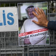 Prosvjednik sa slikom ubijenog saudijskog novinara Jamala Khashoggija ispred saudijskog konzulata u Istanbulu (Foto: AFP )