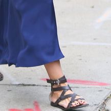 Haljinu modne kuće Chloe Katie Holmes kombinirala je uz niske sandale
