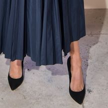 Jessica Alba Diorovu haljinu nosi uz klasične crne salonke