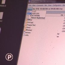 muškarac koji se bavi rakom iz knjižnice