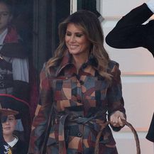 Melania Trump u kožnatom kaputu s patchwork uzorkom i crnim salonkama