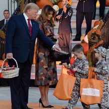 Melania Trump u kožnatom kaputu s patchwork uzorkom - 2