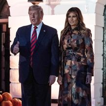 Melania Trump u kožnatom kaputu s patchwork uzorkom - 3