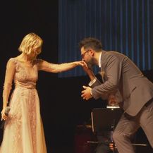 Grašo ljubi ruku Danijeli (Foto: Dnevnik.hr)