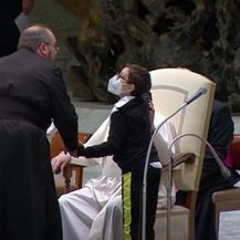 Uporni dječak dobio papinu kapicu - 1