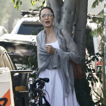 Angelina Jolie u bijeloj maksi haljini i omiljenim natikačama modne kuće Valentino - 2