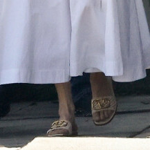 Angelina Jolie u bijeloj maksi haljini i omiljenim natikačama modne kuće Valentino