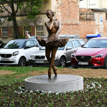 Skulptura Miji Čorak Slavenskoj u Slavonskom Brodu