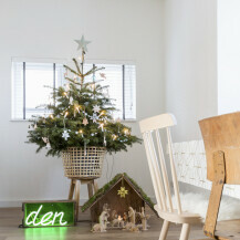 Stan ukrašen lampicama i božićnim dekoracijama - 4