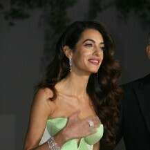 Amal Clooney izdanje je upotpunila upečatljivim komadima nakita