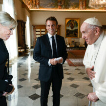 Brigitte i Emmanuel Macron na privatnoj audijenciji kod pape Franje u Vatikanu