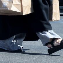 Angelina Jolie u dugom kaputu i ljetnim sandalama - 4