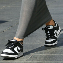 Zagrebačka street stylerica nosi crno-bijele tenisice brenda Nike