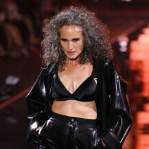 Andie MacDowell bila je dio defilea Walk Your Worth na Tjednu mode u Parizu - 5
